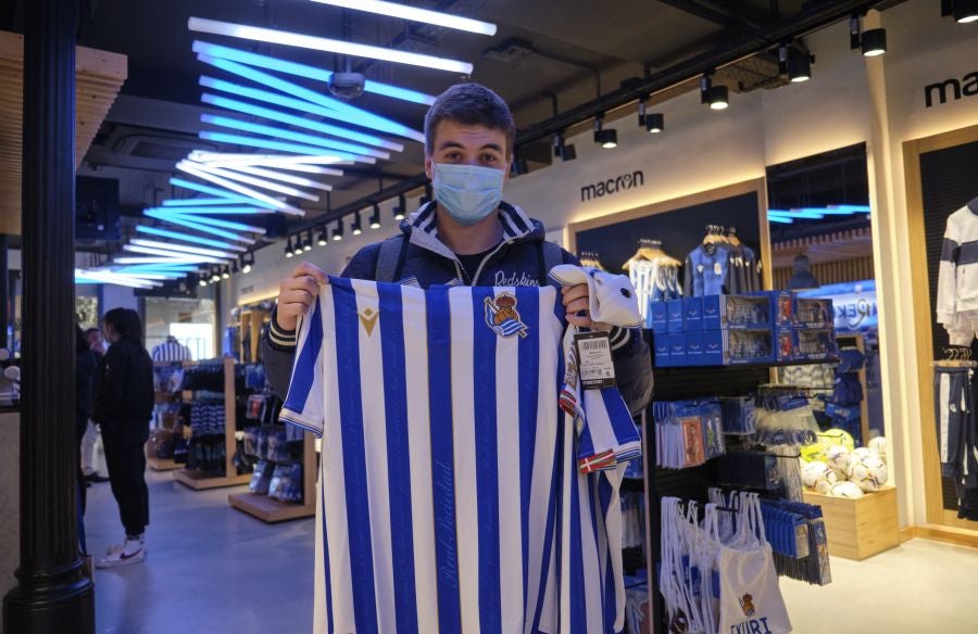 Cientos de realzales se han acercado a las tiendas de la Real Sociedad para adquirir la camiseta que el equipo lucirá en el estadio de la Cartuja
