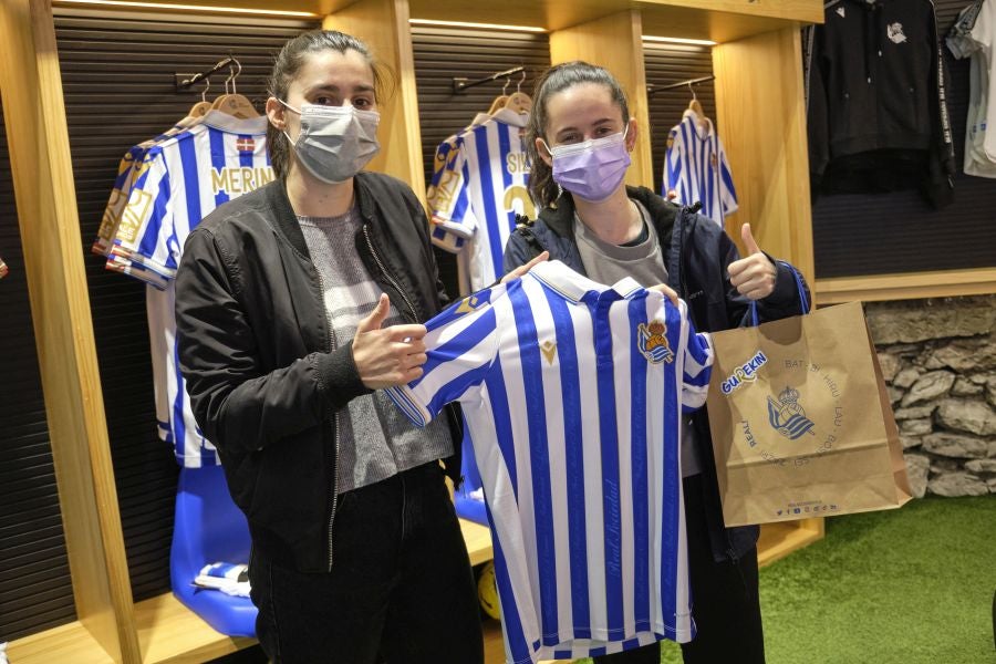 Cientos de realzales se han acercado a las tiendas de la Real Sociedad para adquirir la camiseta que el equipo lucirá en el estadio de la Cartuja