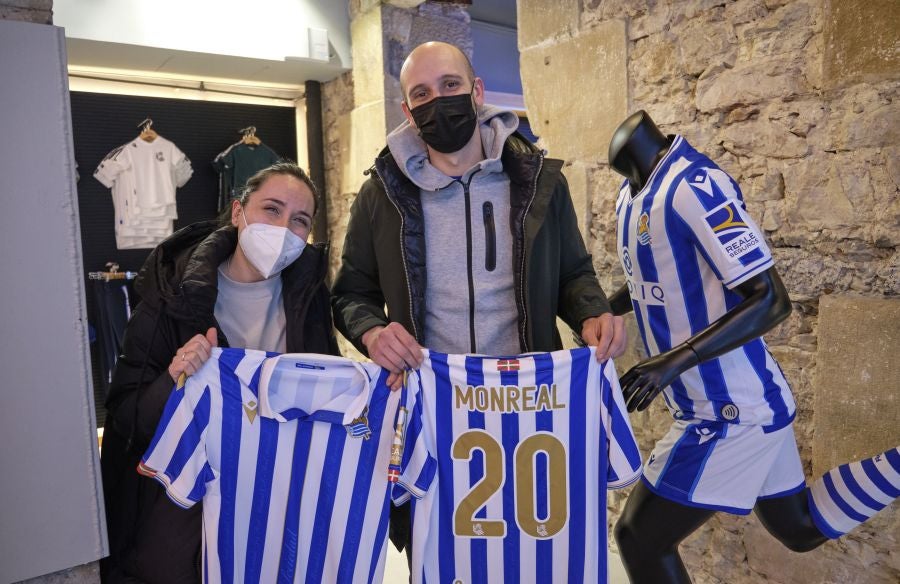 Cientos de realzales se han acercado a las tiendas de la Real Sociedad para adquirir la camiseta que el equipo lucirá en el estadio de la Cartuja