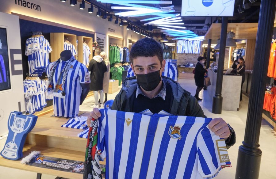 Cientos de realzales se han acercado a las tiendas de la Real Sociedad para adquirir la camiseta que el equipo lucirá en el estadio de la Cartuja