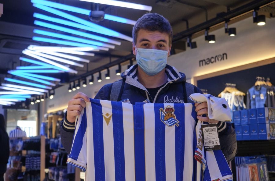 Cientos de realzales se han acercado a las tiendas de la Real Sociedad para adquirir la camiseta que el equipo lucirá en el estadio de la Cartuja