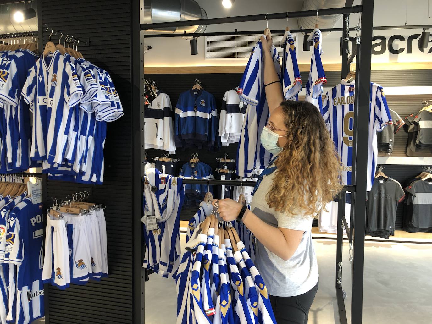 Cientos de realzales se han acercado a las tiendas de la Real Sociedad para adquirir la camiseta que el equipo lucirá en el estadio de la Cartuja