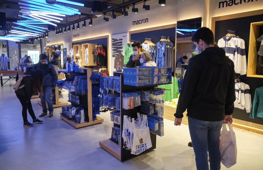 Cientos de realzales se han acercado a las tiendas de la Real Sociedad para adquirir la camiseta que el equipo lucirá en el estadio de la Cartuja