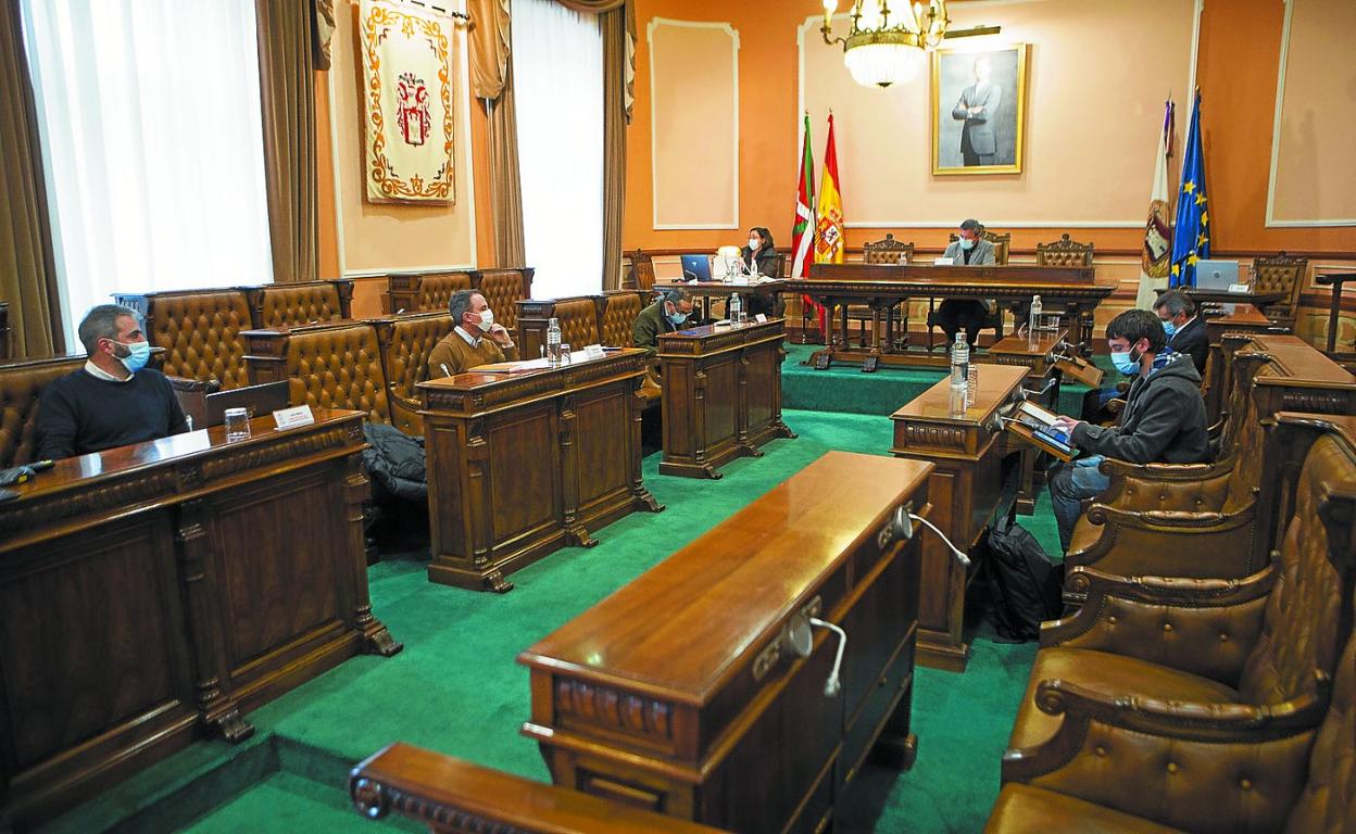 En el pleno de presupuestos sólo los portavoces y el alcalde estuvieron en la sala capitular y el resto de corporativos participó telemáticamente. 