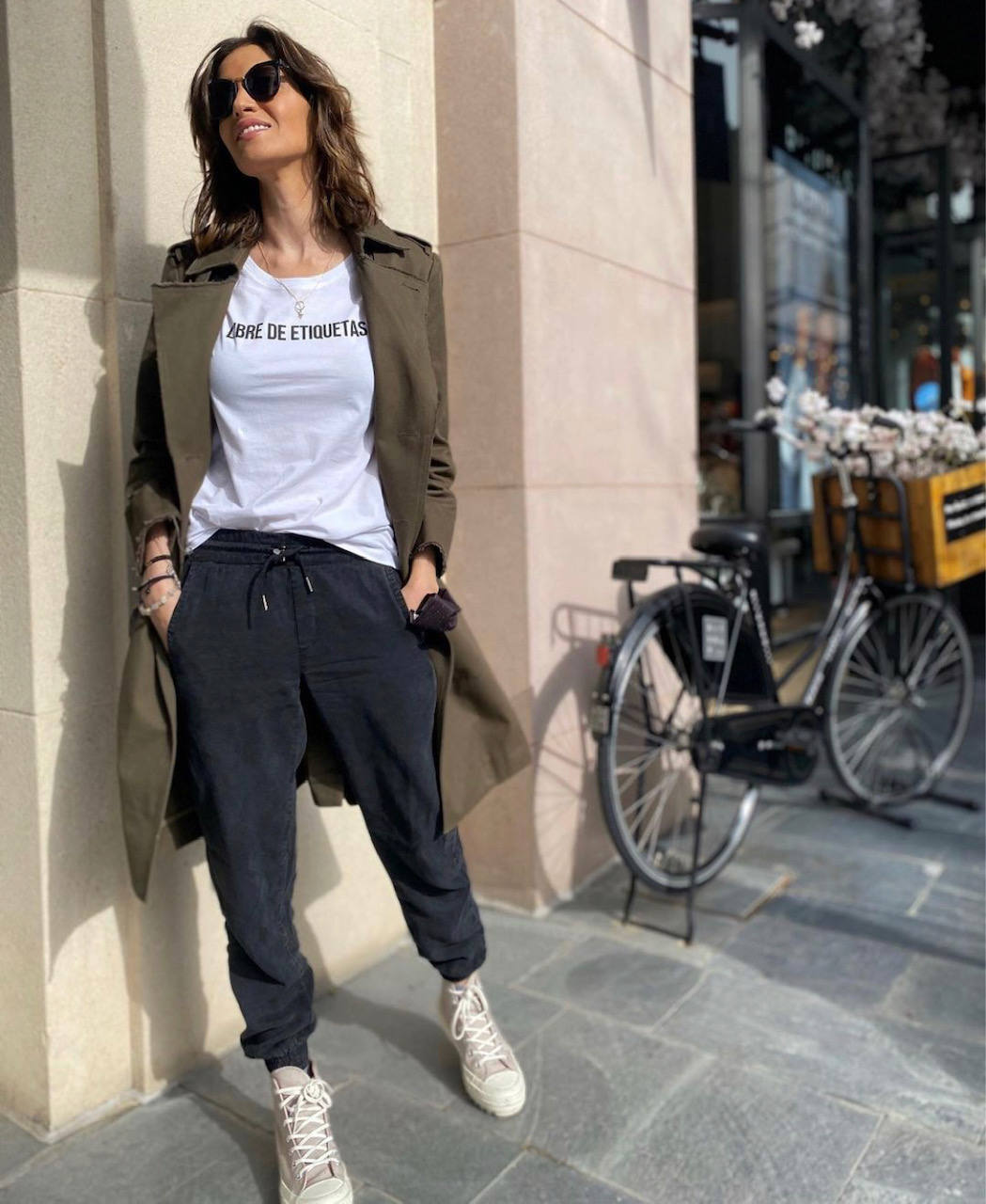 A pesar de haber atravesado una etapa de salud complicada y estar inmersa en una tormeta mediática por los rumores de separación de su marido, Iker Casillas, actualmente Sara Carbonero desprende una luz especial y así lo demuestran las últimas instantáneas que ha compartido la presentadora a través de sus perfiles sociales. Con la filosofía 'slow life' por bandera y un estilo 'comfy' tan irresistible como admirado, Carbonero nos da clases de su innato estilo para defender cualquier prenda y complemento por casual que parezca