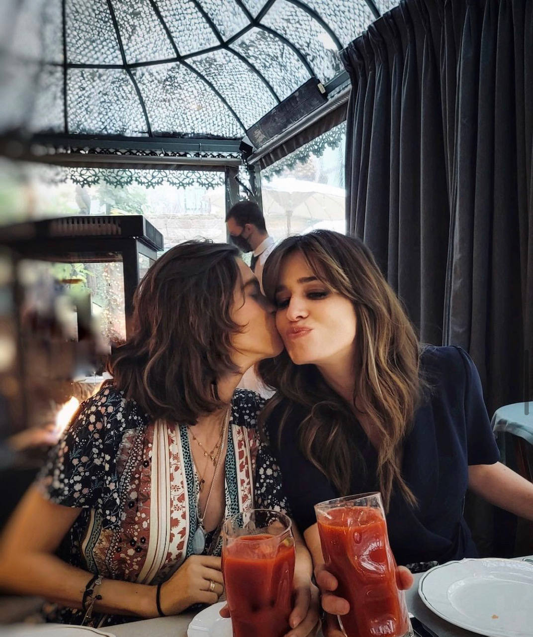 A pesar de haber atravesado una etapa de salud complicada y estar inmersa en una tormeta mediática por los rumores de separación de su marido, Iker Casillas, actualmente Sara Carbonero desprende una luz especial y así lo demuestran las últimas instantáneas que ha compartido la presentadora a través de sus perfiles sociales. Con la filosofía 'slow life' por bandera y un estilo 'comfy' tan irresistible como admirado, Carbonero nos da clases de su innato estilo para defender cualquier prenda y complemento por casual que parezca