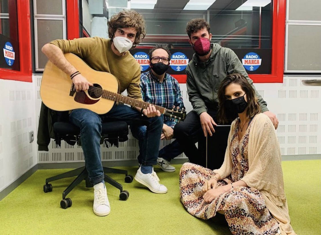 A pesar de haber atravesado una etapa de salud complicada y estar inmersa en una tormeta mediática por los rumores de separación de su marido, Iker Casillas, actualmente Sara Carbonero desprende una luz especial y así lo demuestran las últimas instantáneas que ha compartido la presentadora a través de sus perfiles sociales. Con la filosofía 'slow life' por bandera y un estilo 'comfy' tan irresistible como admirado, Carbonero nos da clases de su innato estilo para defender cualquier prenda y complemento por casual que parezca