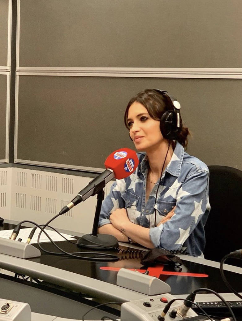 A pesar de haber atravesado una etapa de salud complicada y estar inmersa en una tormeta mediática por los rumores de separación de su marido, Iker Casillas, actualmente Sara Carbonero desprende una luz especial y así lo demuestran las últimas instantáneas que ha compartido la presentadora a través de sus perfiles sociales. Con la filosofía 'slow life' por bandera y un estilo 'comfy' tan irresistible como admirado, Carbonero nos da clases de su innato estilo para defender cualquier prenda y complemento por casual que parezca