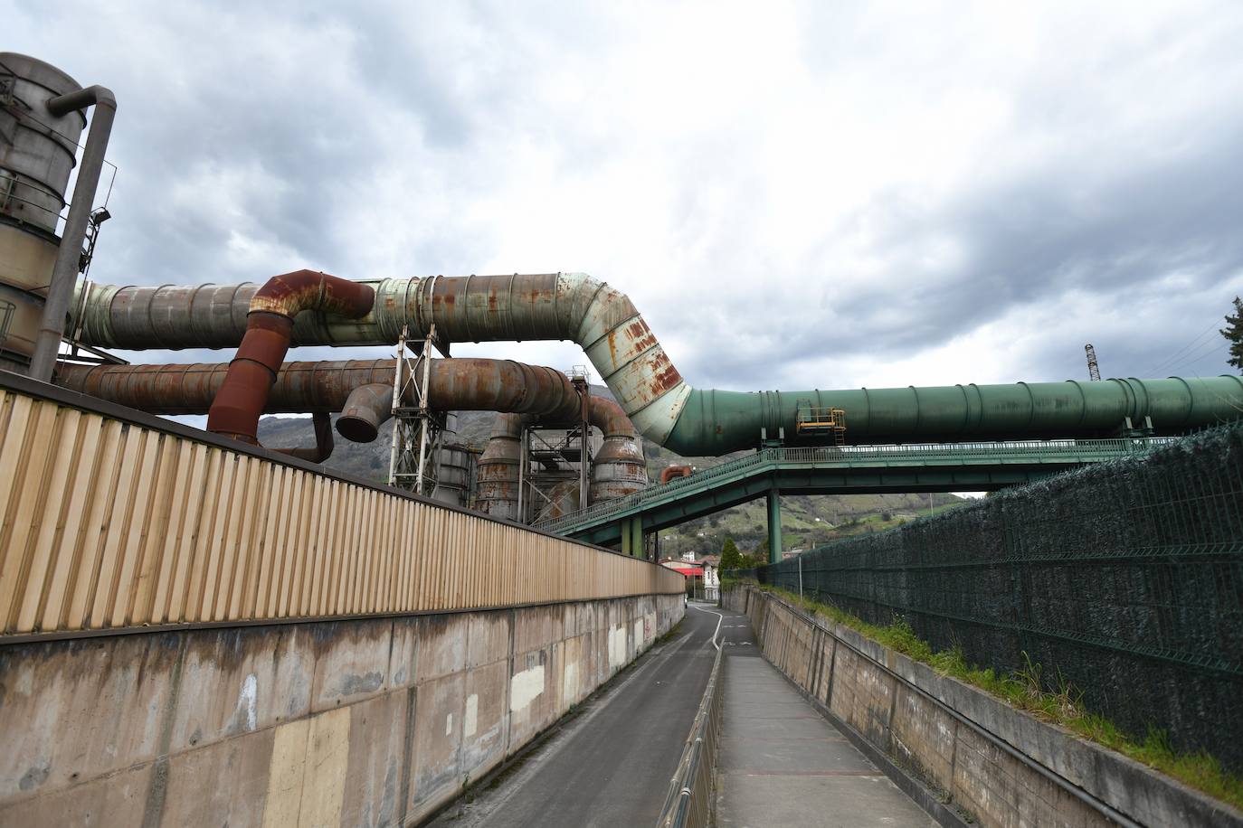 El Grupo Alfonso Gallardo cerró en 2013 Corrugados Azpeitia y despidió a más de 300 trabajadores. Deste entonces la fábrica está practicamente abandonada.