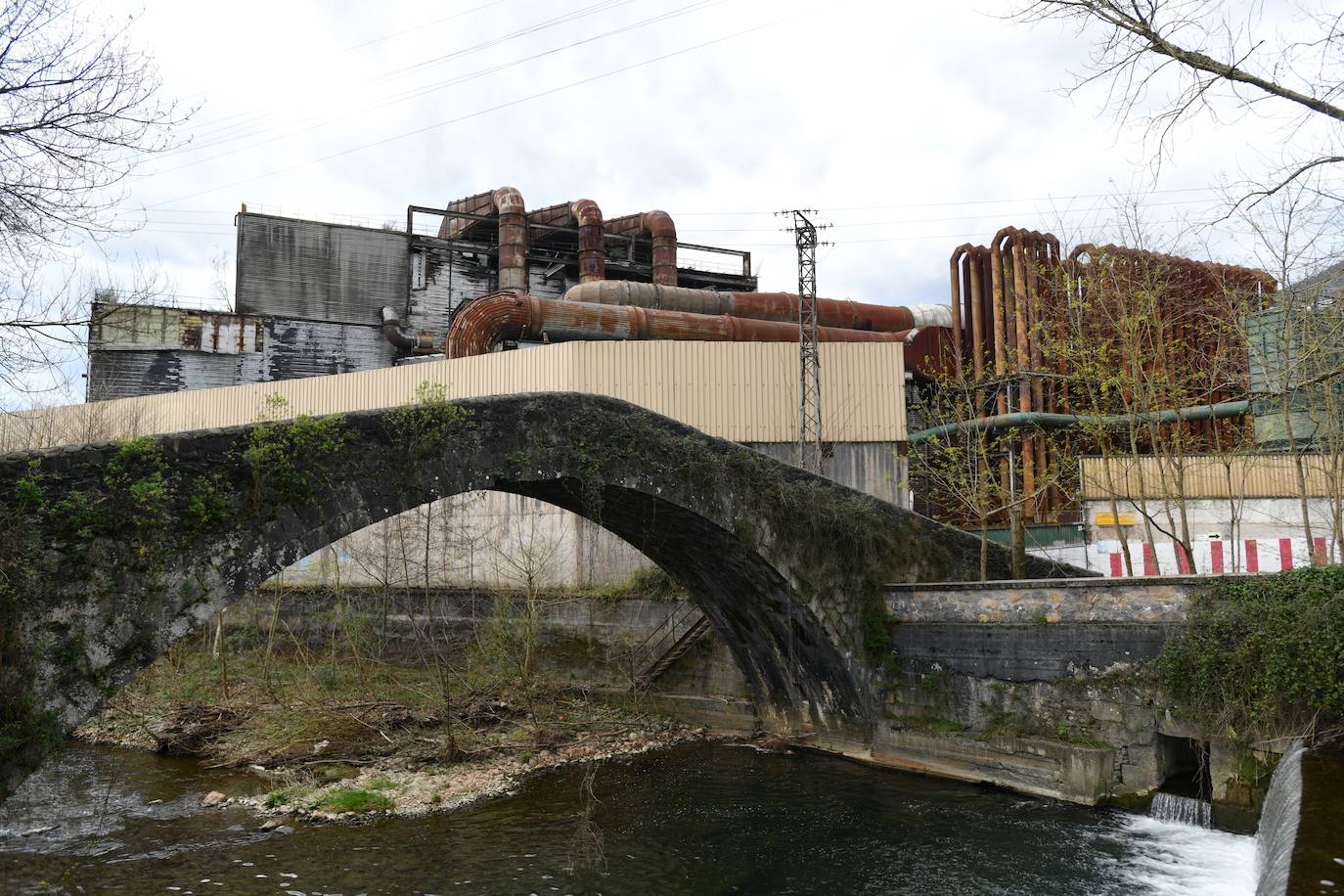 El Grupo Alfonso Gallardo cerró en 2013 Corrugados Azpeitia y despidió a más de 300 trabajadores. Deste entonces la fábrica está practicamente abandonada.