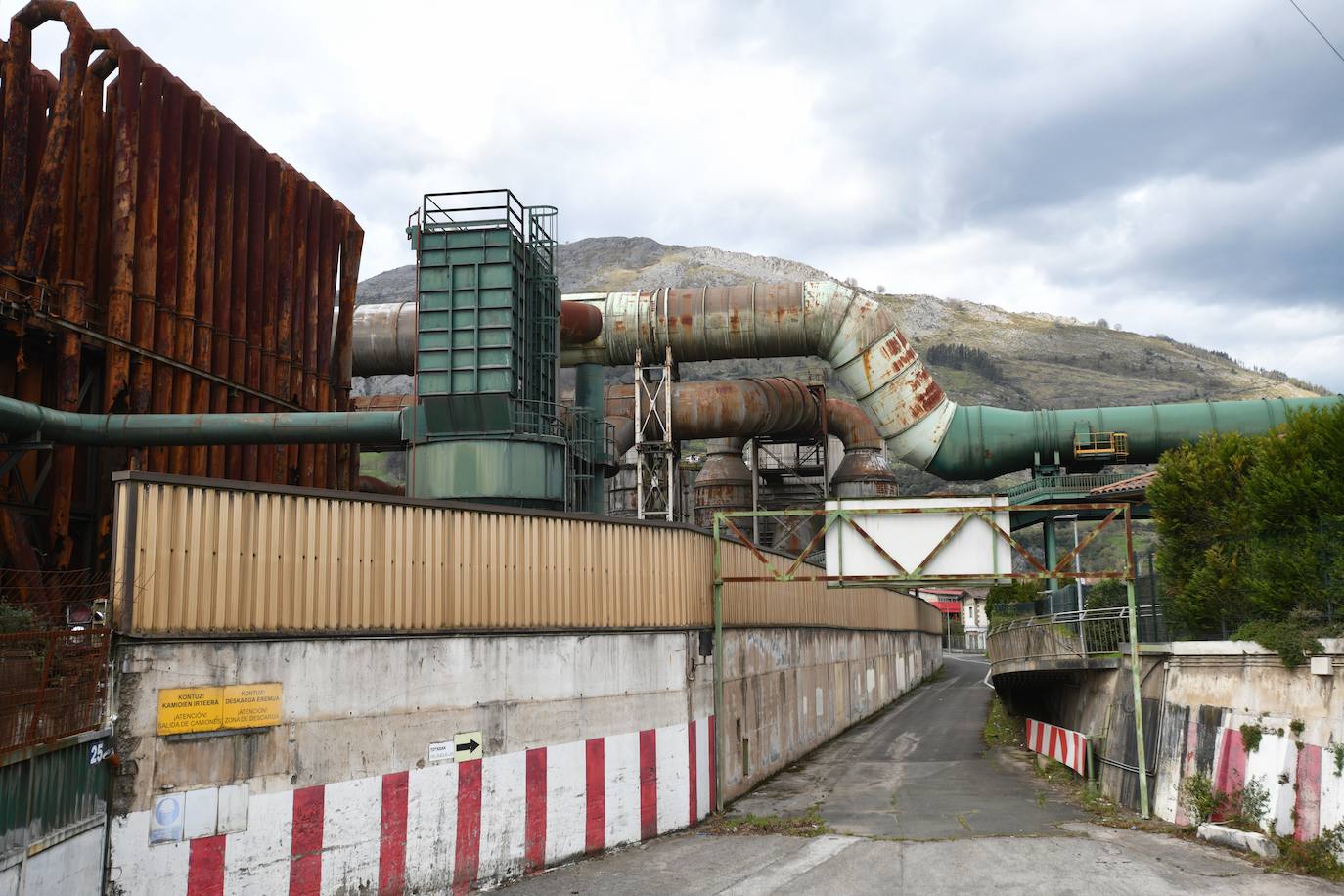 El Grupo Alfonso Gallardo cerró en 2013 Corrugados Azpeitia y despidió a más de 300 trabajadores. Deste entonces la fábrica está practicamente abandonada.