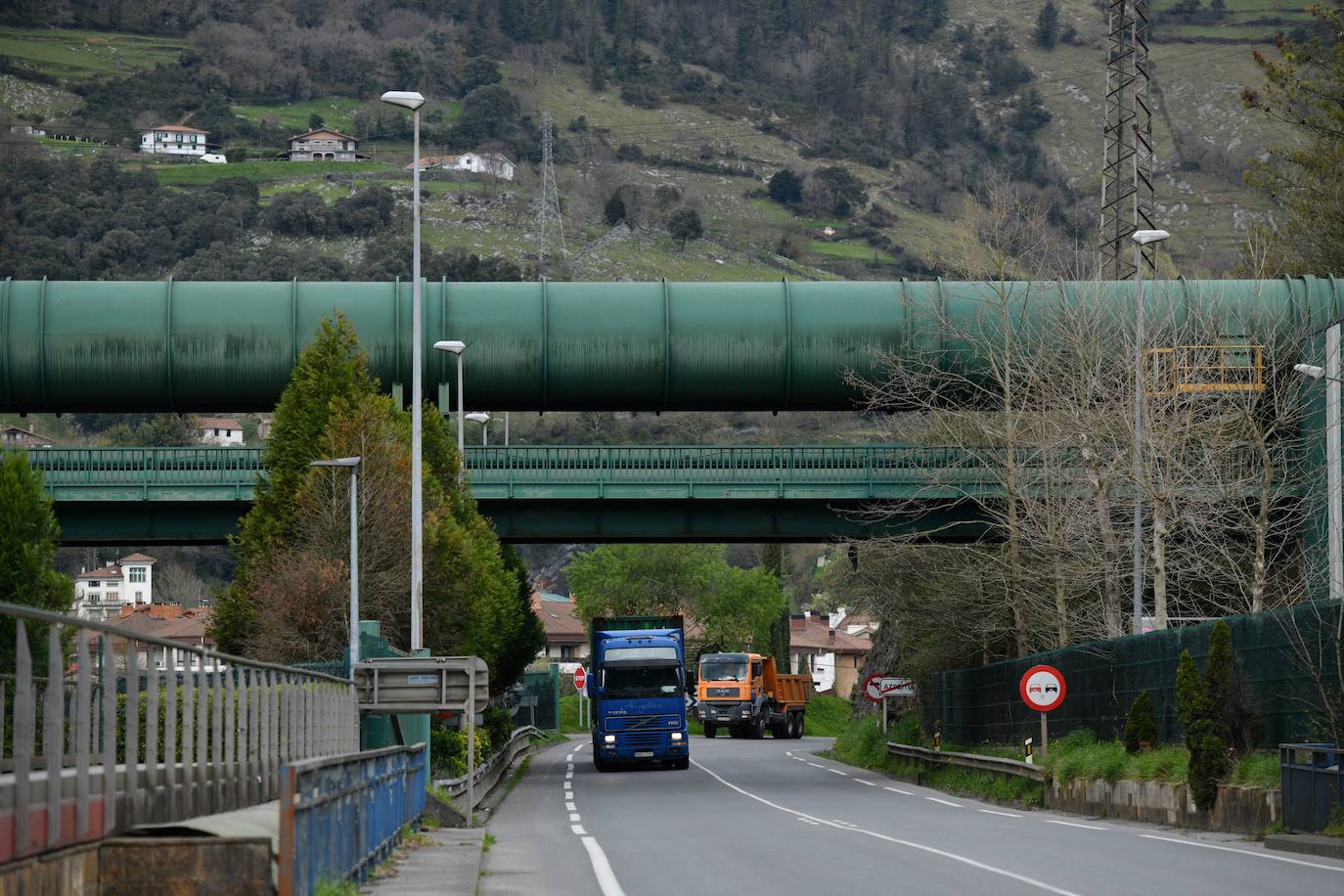 El Grupo Alfonso Gallardo cerró en 2013 Corrugados Azpeitia y despidió a más de 300 trabajadores. Deste entonces la fábrica está practicamente abandonada.