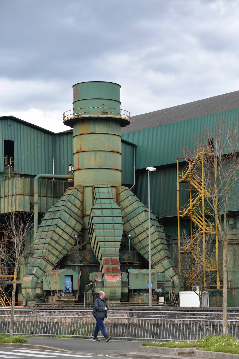 El Grupo Alfonso Gallardo cerró en 2013 Corrugados Azpeitia y despidió a más de 300 trabajadores. Deste entonces la fábrica está practicamente abandonada.