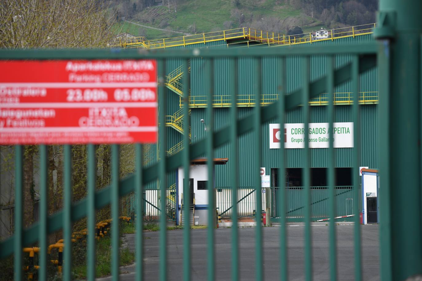 El Grupo Alfonso Gallardo cerró en 2013 Corrugados Azpeitia y despidió a más de 300 trabajadores. Deste entonces la fábrica está practicamente abandonada.