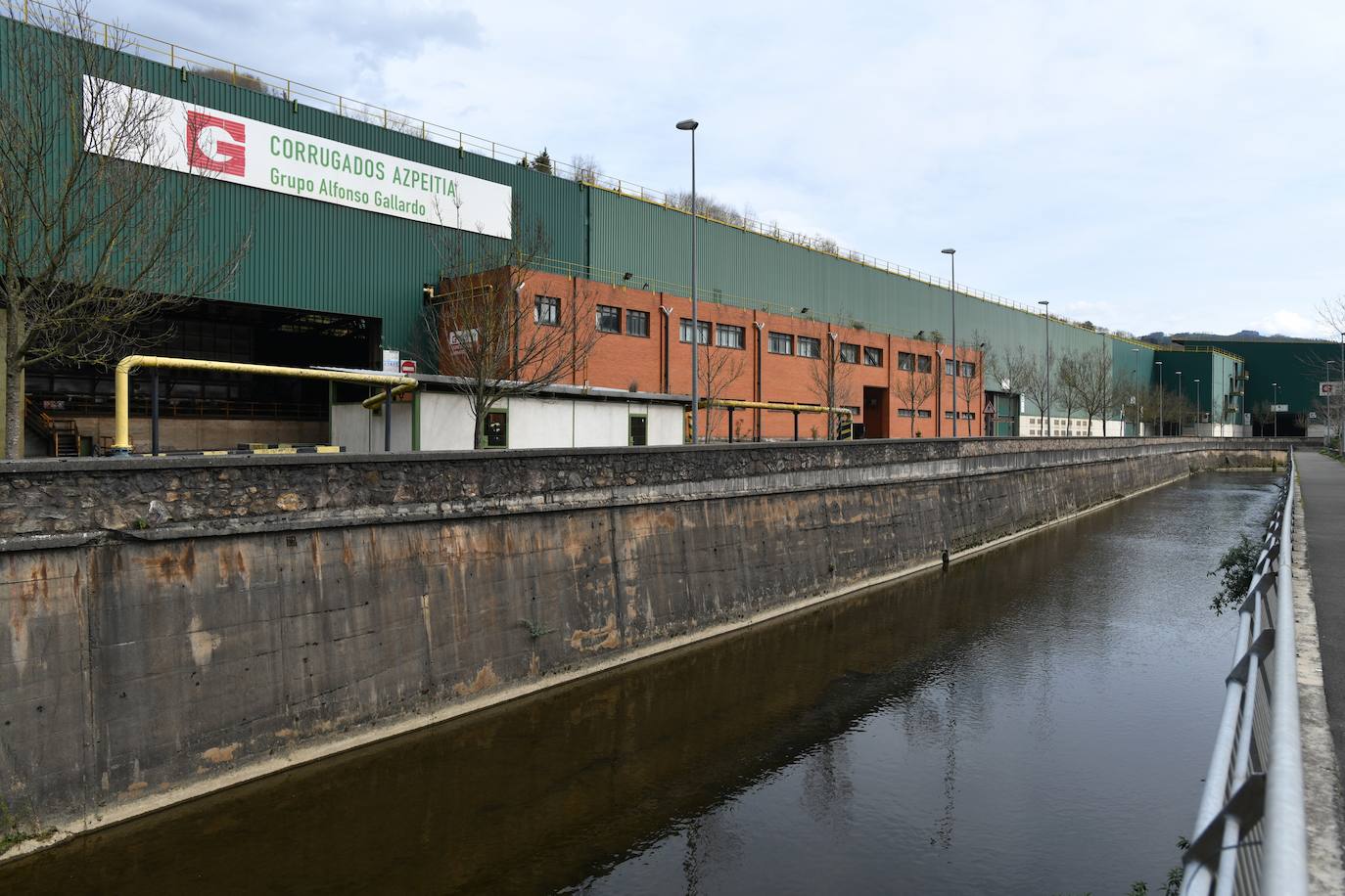 El Grupo Alfonso Gallardo cerró en 2013 Corrugados Azpeitia y despidió a más de 300 trabajadores. Deste entonces la fábrica está practicamente abandonada.