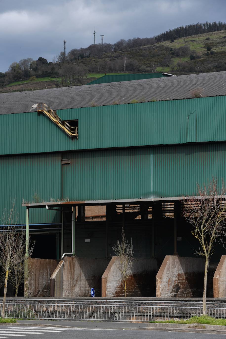 El Grupo Alfonso Gallardo cerró en 2013 Corrugados Azpeitia y despidió a más de 300 trabajadores. Deste entonces la fábrica está practicamente abandonada.