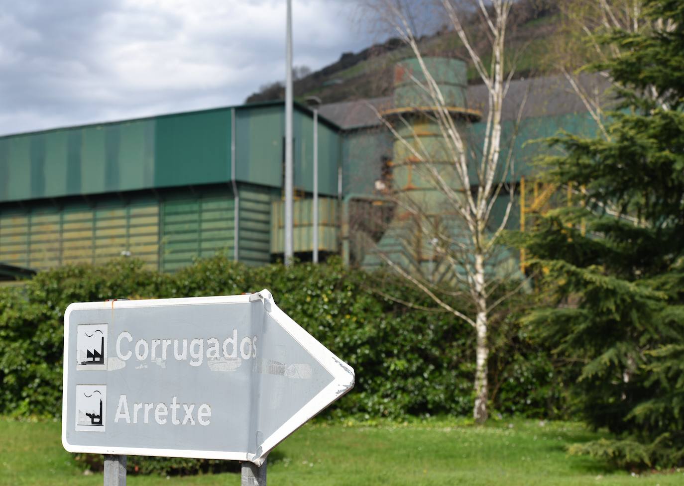 El Grupo Alfonso Gallardo cerró en 2013 Corrugados Azpeitia y despidió a más de 300 trabajadores. Deste entonces la fábrica está practicamente abandonada.