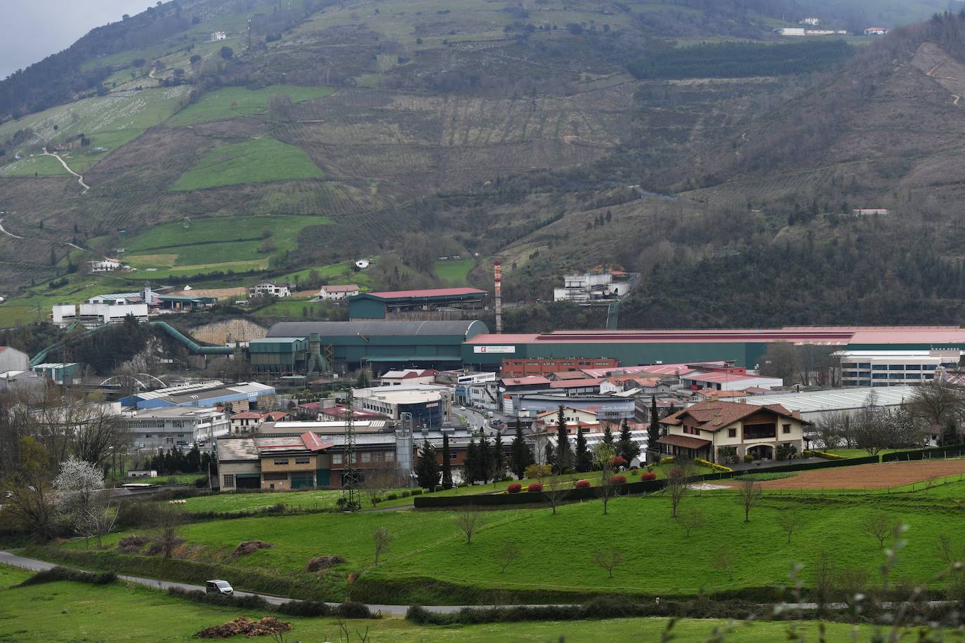 El Grupo Alfonso Gallardo cerró en 2013 Corrugados Azpeitia y despidió a más de 300 trabajadores. Deste entonces la fábrica está practicamente abandonada.