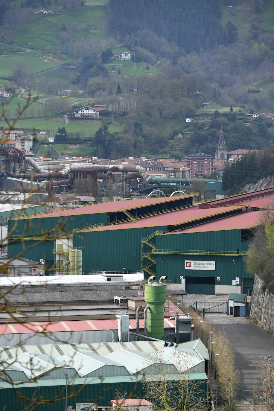 El Grupo Alfonso Gallardo cerró en 2013 Corrugados Azpeitia y despidió a más de 300 trabajadores. Deste entonces la fábrica está practicamente abandonada.