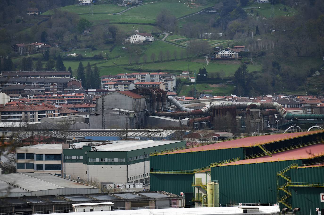 El Grupo Alfonso Gallardo cerró en 2013 Corrugados Azpeitia y despidió a más de 300 trabajadores. Deste entonces la fábrica está practicamente abandonada.