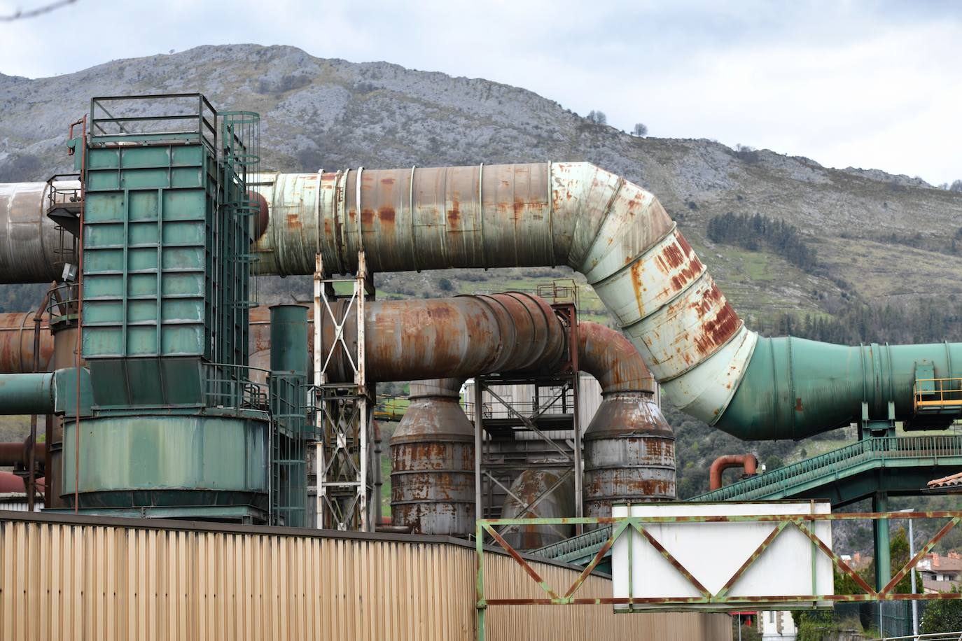 El Grupo Alfonso Gallardo cerró en 2013 Corrugados Azpeitia y despidió a más de 300 trabajadores. Deste entonces la fábrica está practicamente abandonada.