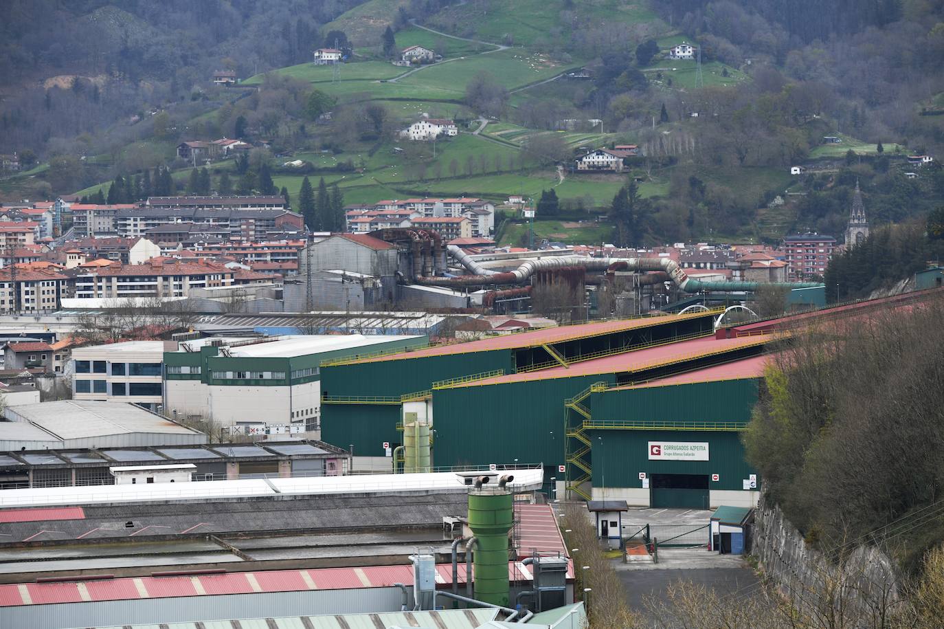 El Grupo Alfonso Gallardo cerró en 2013 Corrugados Azpeitia y despidió a más de 300 trabajadores. Deste entonces la fábrica está practicamente abandonada.