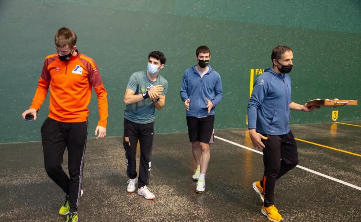Jon Mariezkurrena, Jokin Altuna, Beñat Rezusta y Aimar Olaizola, ayer en el Atano III de Donostia en la elección de material.