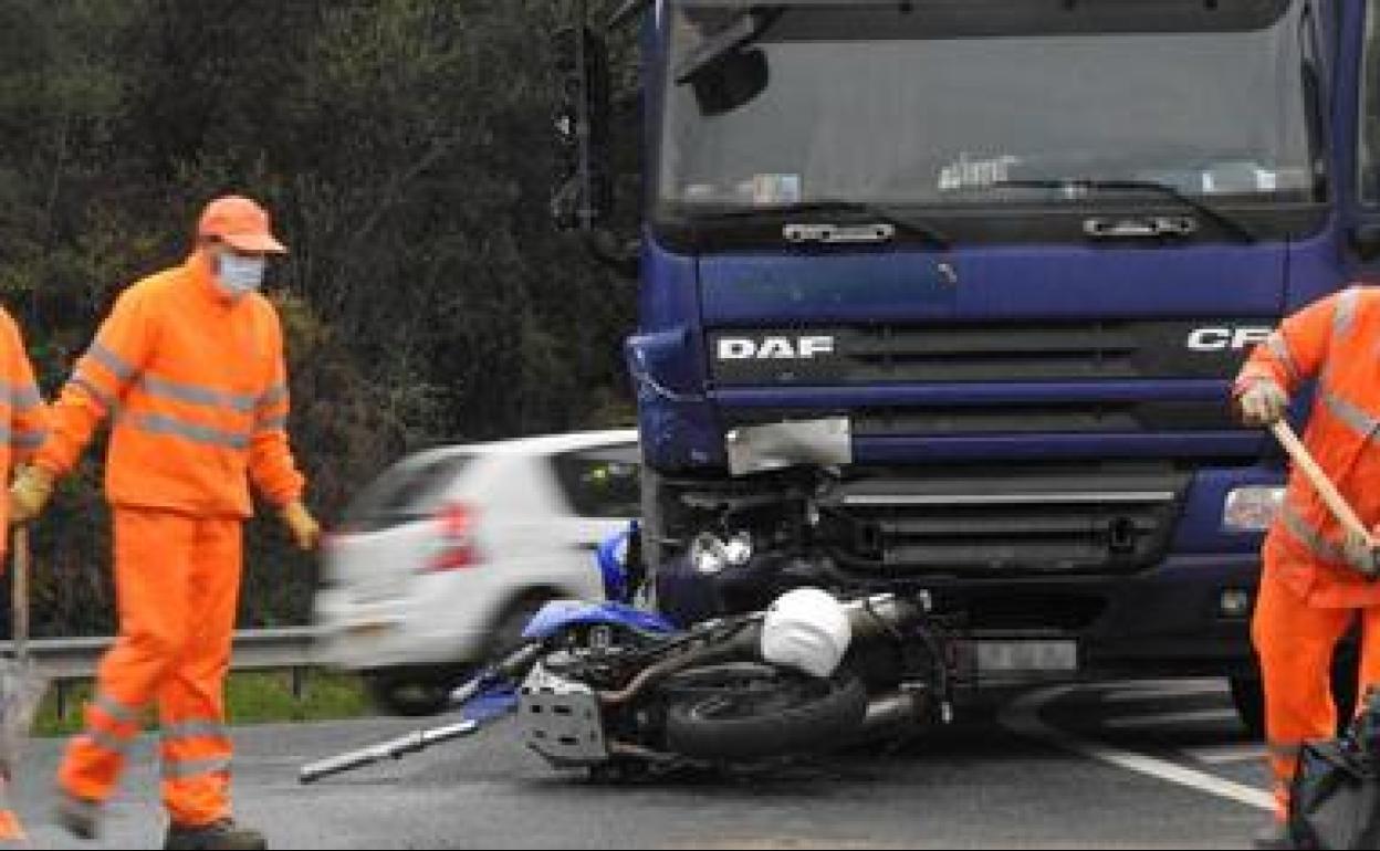 La moto y el camión en el lugar del accidente.