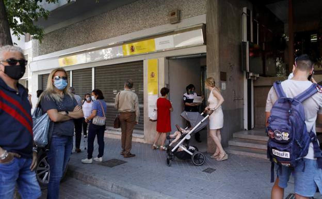 Ciudadanos hacen cola en una oficina del SEPE. 