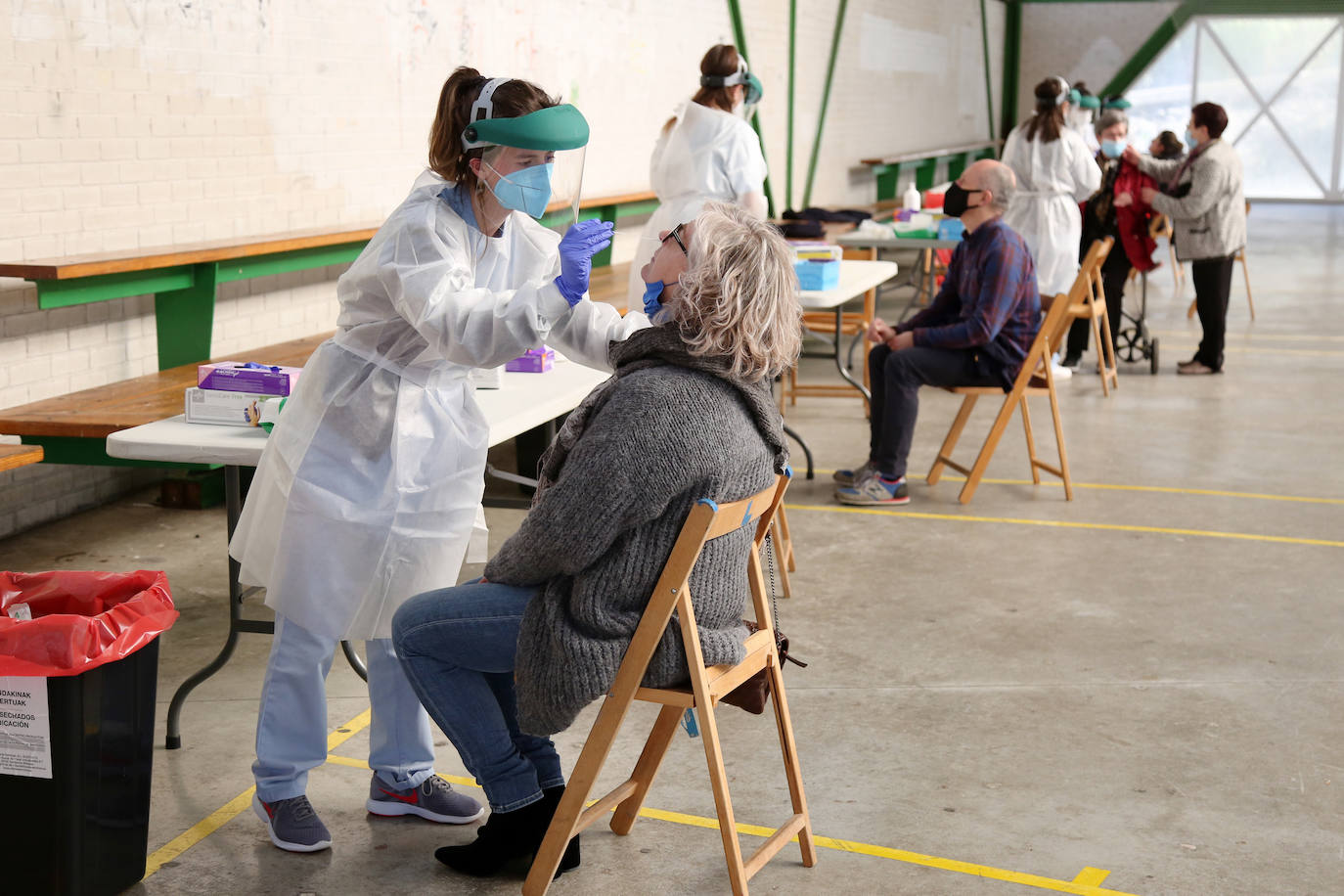 Cribado masivo realizado ayer en Legorreta tras la detección de numerosos positivos.