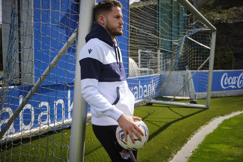 El guardameta navarro reflexiona en una de sus porterías. 