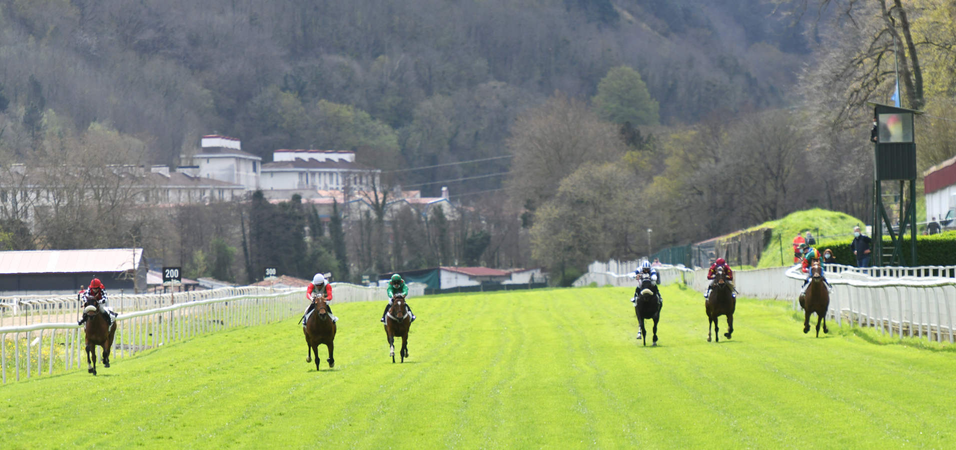 Por primera vez desde hace mucho tiempo, debido a la pandemia, se han vuelto a ver las gradas con aficionados. 