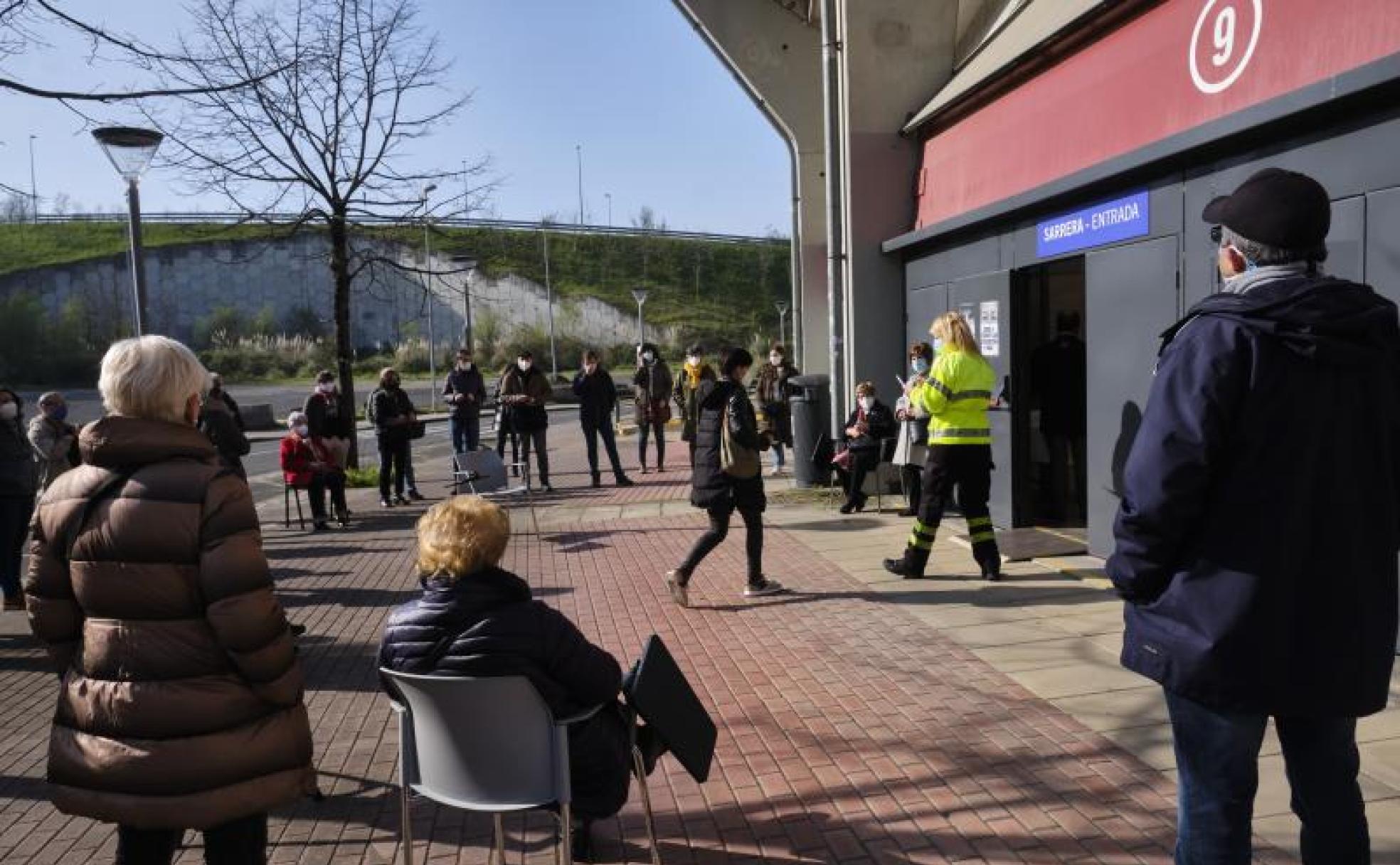Numerosos ciudadanos, entre ellos mayores de 80, esperan su turno para vacunarse en Illunbe. 