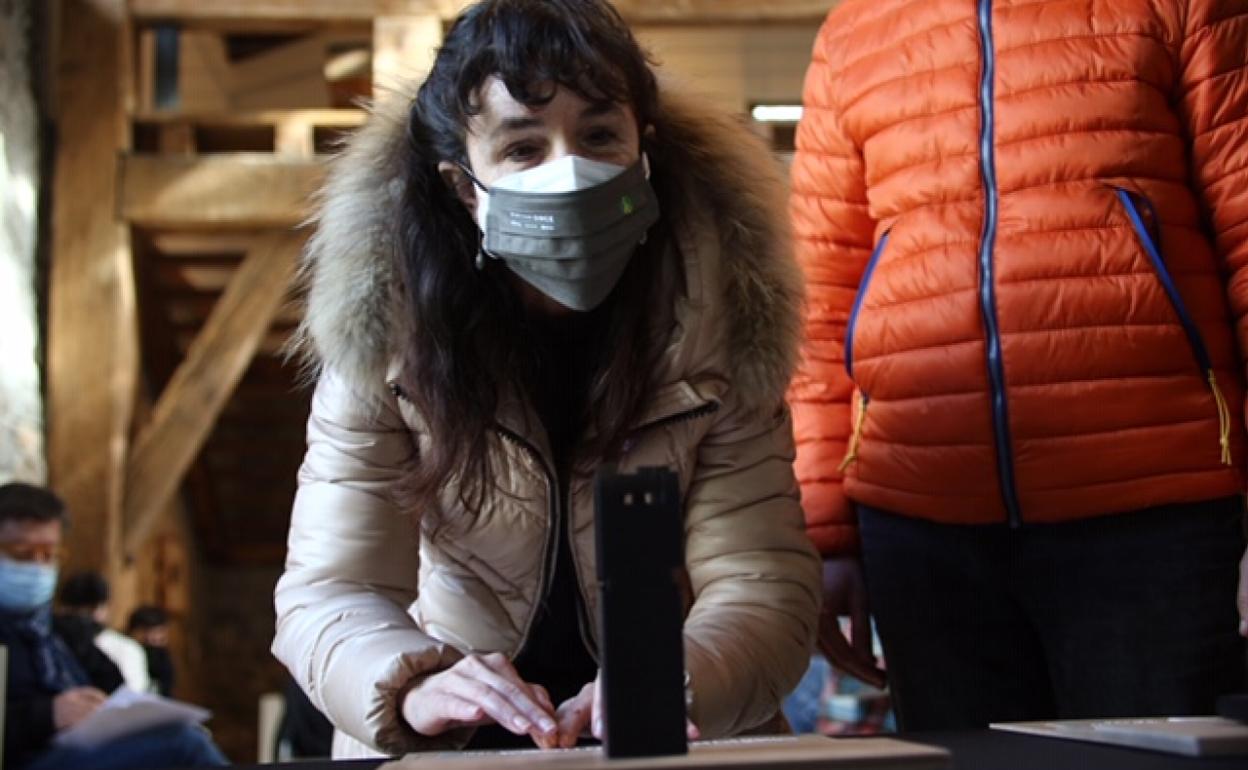 Amaia Zalakain, invidente, lee con los dedos el texto en braille de una de las réplicas de Chillida. 
