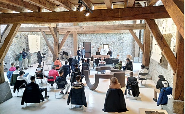 Alumnos del centro Ortzadar y otros invitados a la presentación en Chillida Leku. 