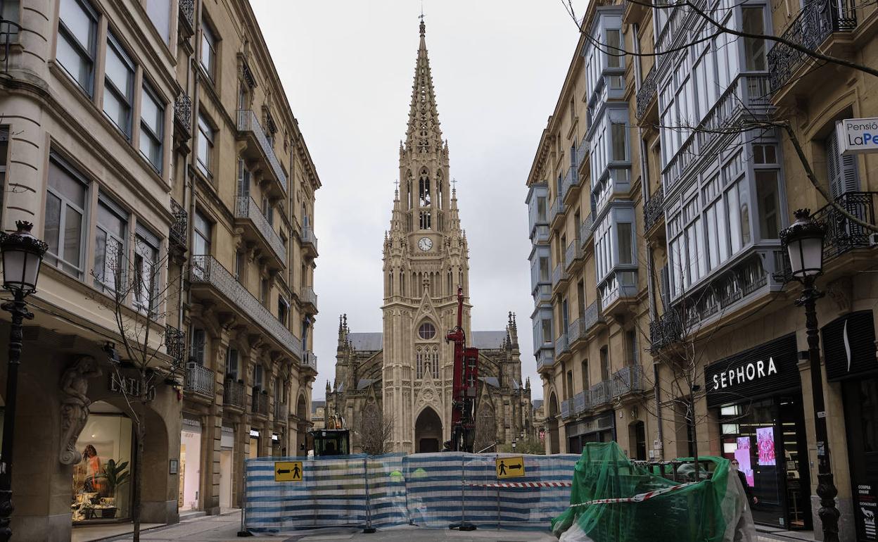 Las máquinas han empezado a colocar los micropilotes en el futuro acceso a la estación en la calle Loiola. 