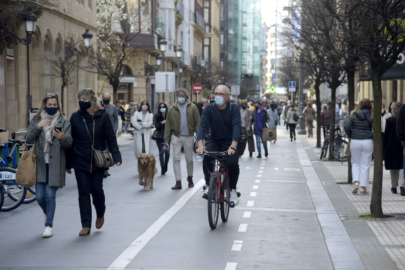 Miles de guipuzcoanos estrenaron este sábado el fin de la limitación con salidas a Bizkaia y Araba, y a segundas residencias
