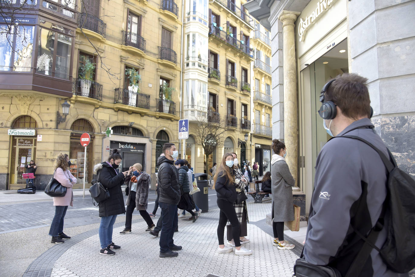 Miles de guipuzcoanos estrenaron este sábado el fin de la limitación con salidas a Bizkaia y Araba, y a segundas residencias