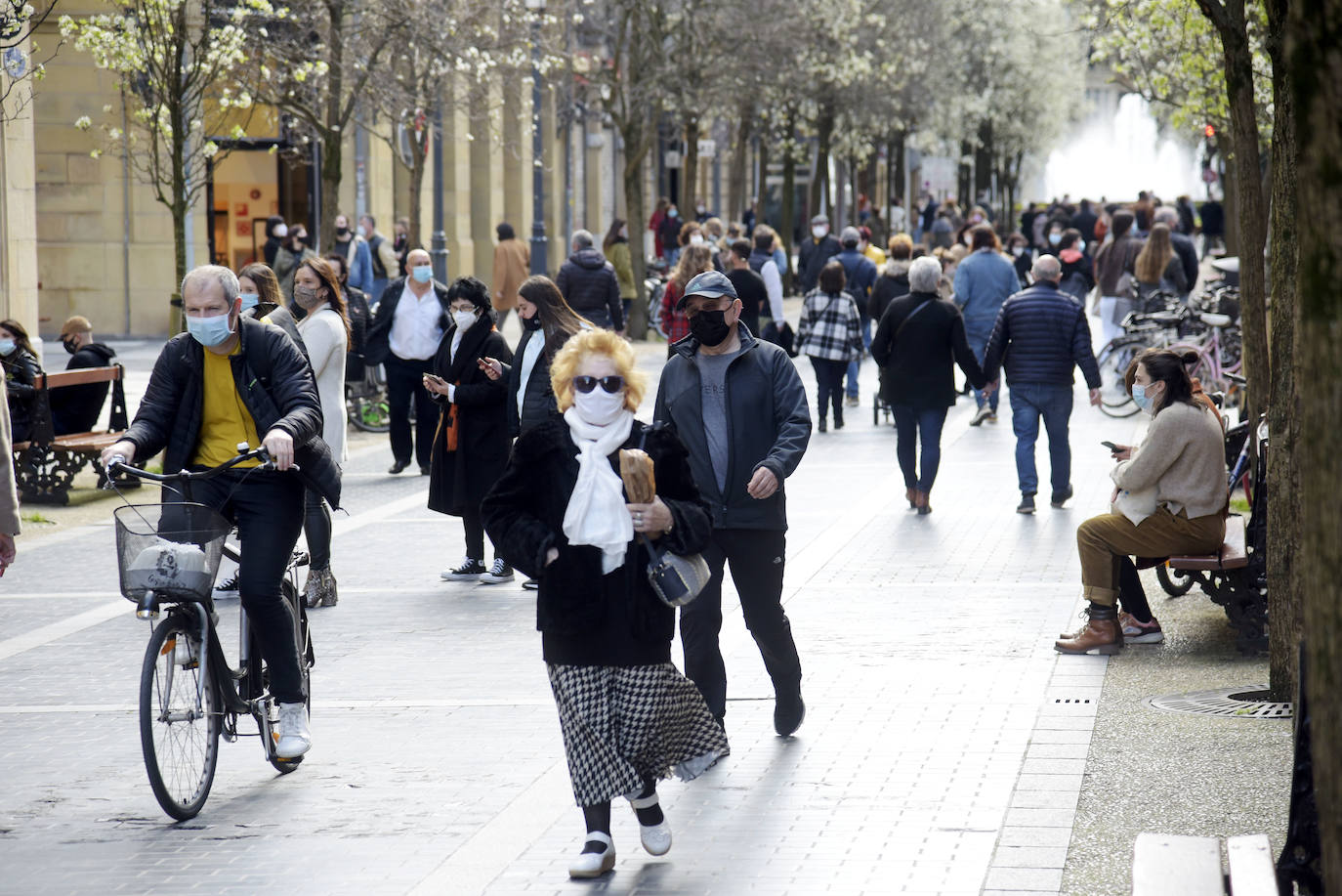 Miles de guipuzcoanos estrenaron este sábado el fin de la limitación con salidas a Bizkaia y Araba, y a segundas residencias