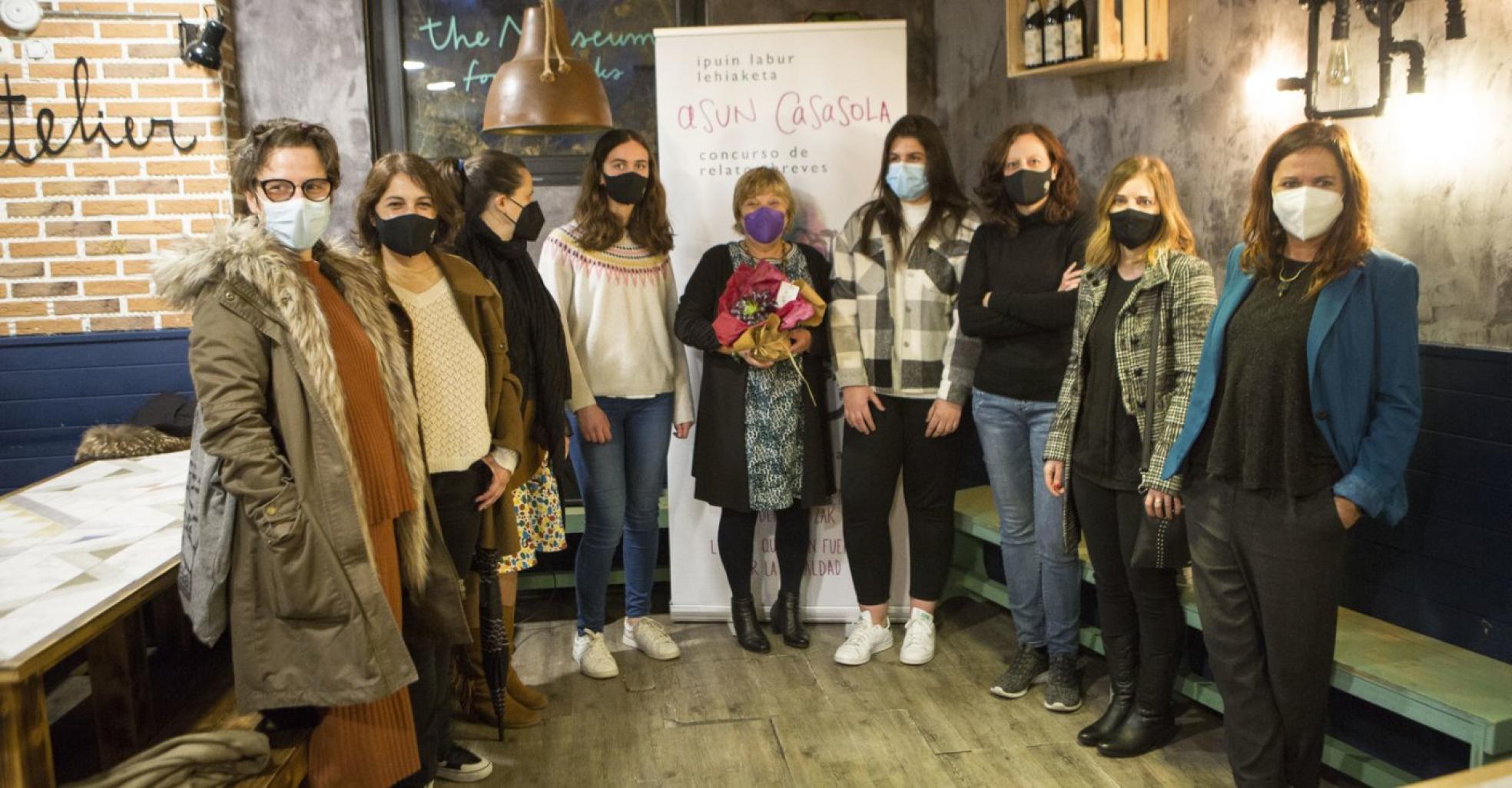 Foto de familia con dos de las ganadoras, escoltando a Asun Casasola, junto con varias miembros del jurado. 