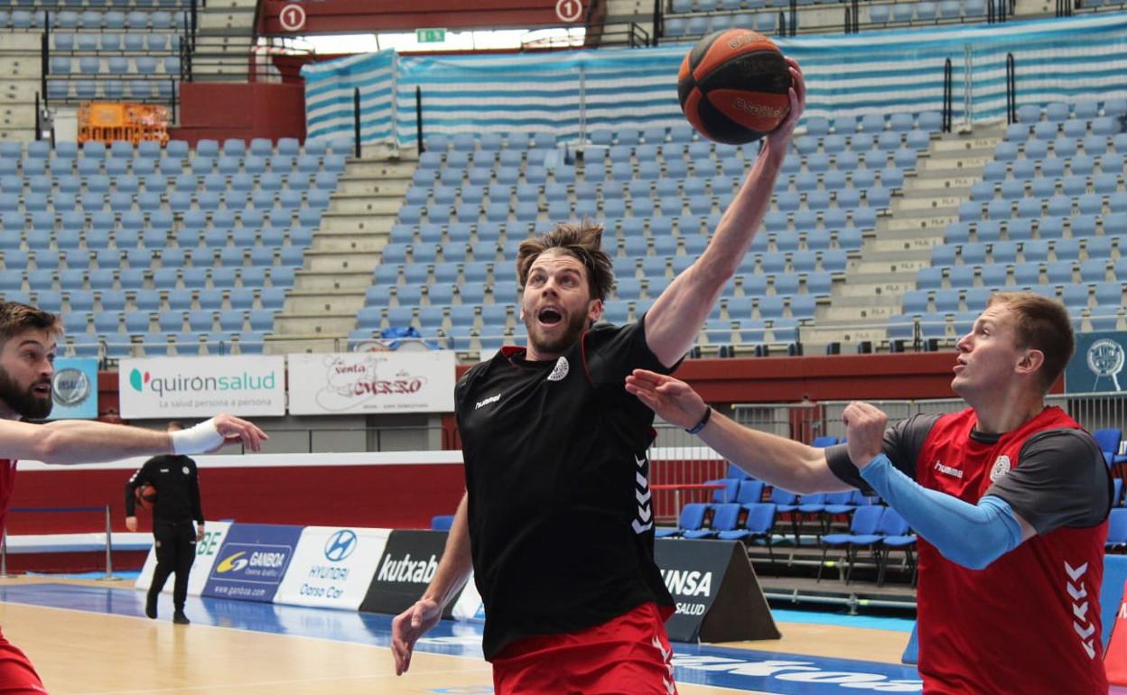 Carlson entra a canasta entre Magarity y Dee. 