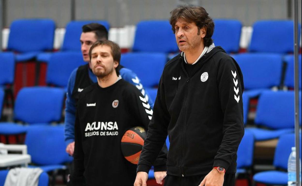 Nicola y su cuerpo técnico, en Illunbe.