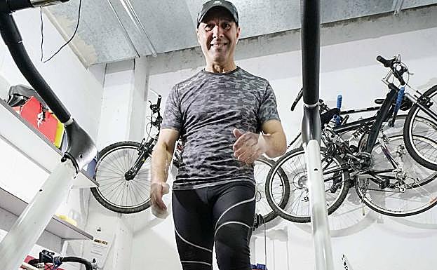 Fede González entrenaba a diario en el garaje de su casa para sobrellevar los días de encierro.