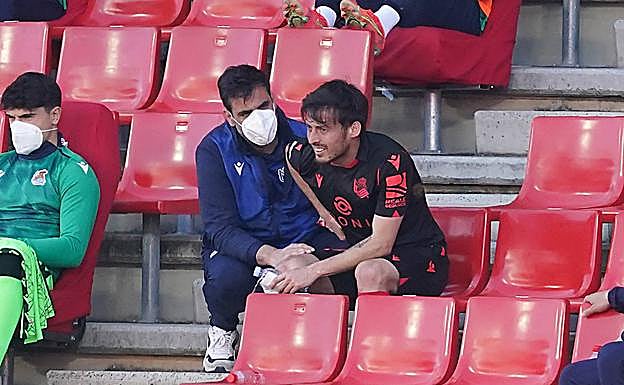 David Silva acaba el partido antes de tiempo por culpa de un rodillazo de Eteki