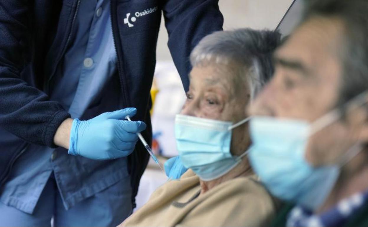 Vacunación anticovid la pasada semana en Illunbe . 