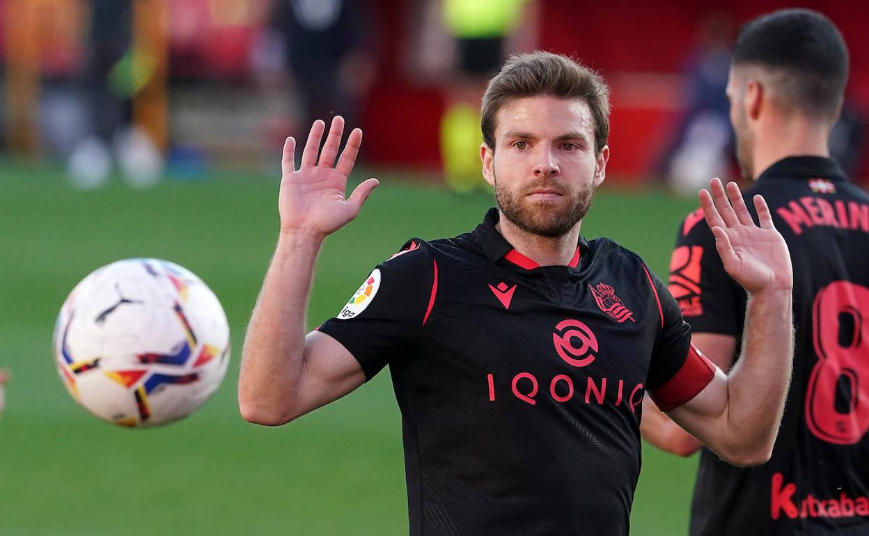 Asier Illarramendi abre los brazos en un lance del partido disputado ayer en Los Cármenes. 