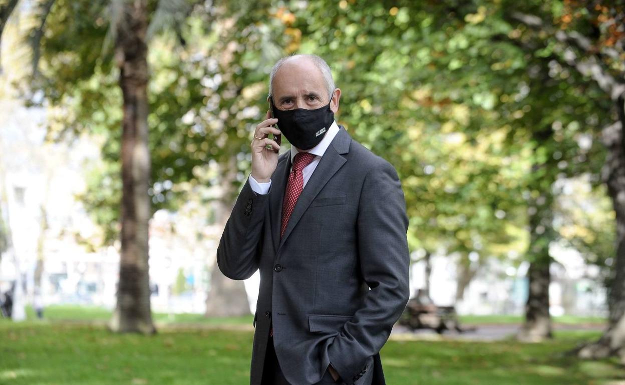 Josu Erkoreka charla por teléfono, en una imagen de archivo. 
