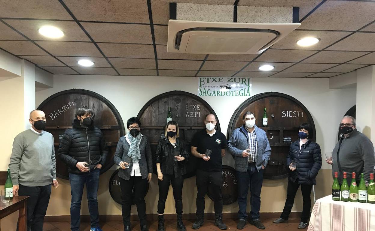 Goierriko sagardogileak Aitziber Garmendia aktorearekin. 