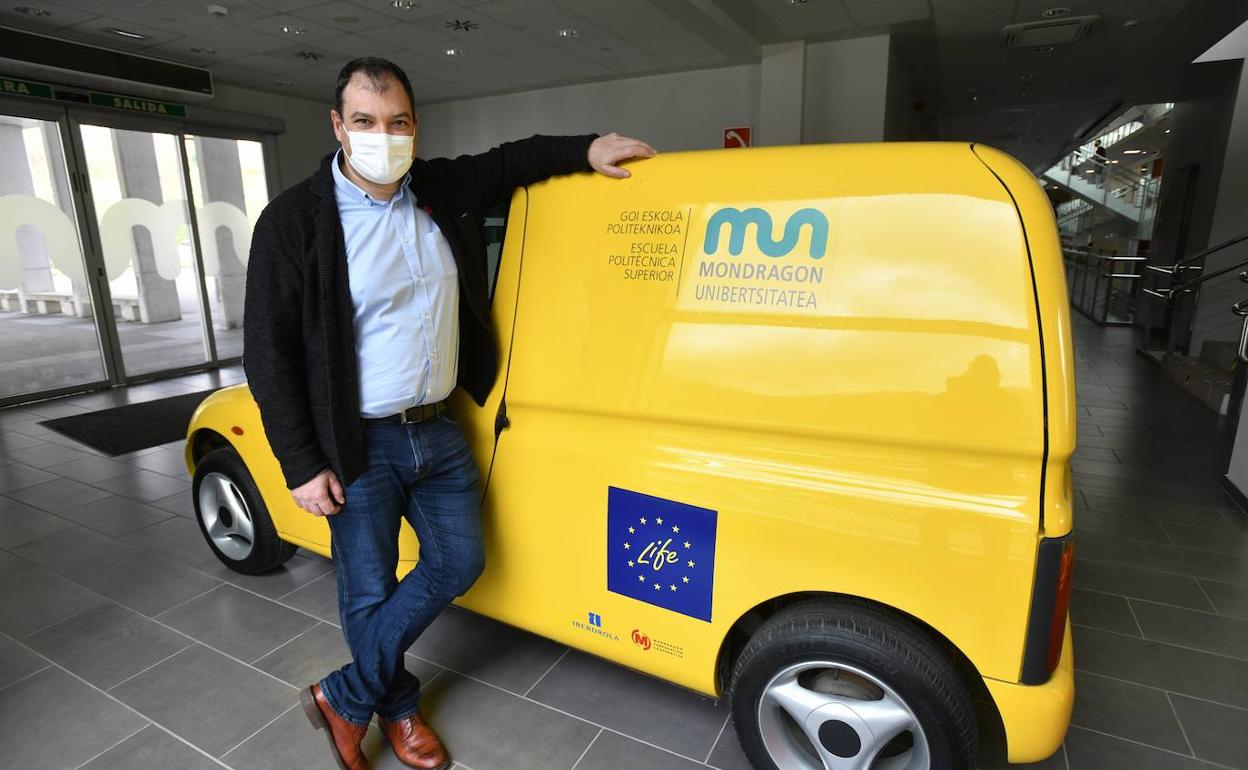 José Mari Canales posa junto al vehículo eléctrico Zeus, diseñado en la Escuela Politécnica de Mondragon Unibertsitatea
