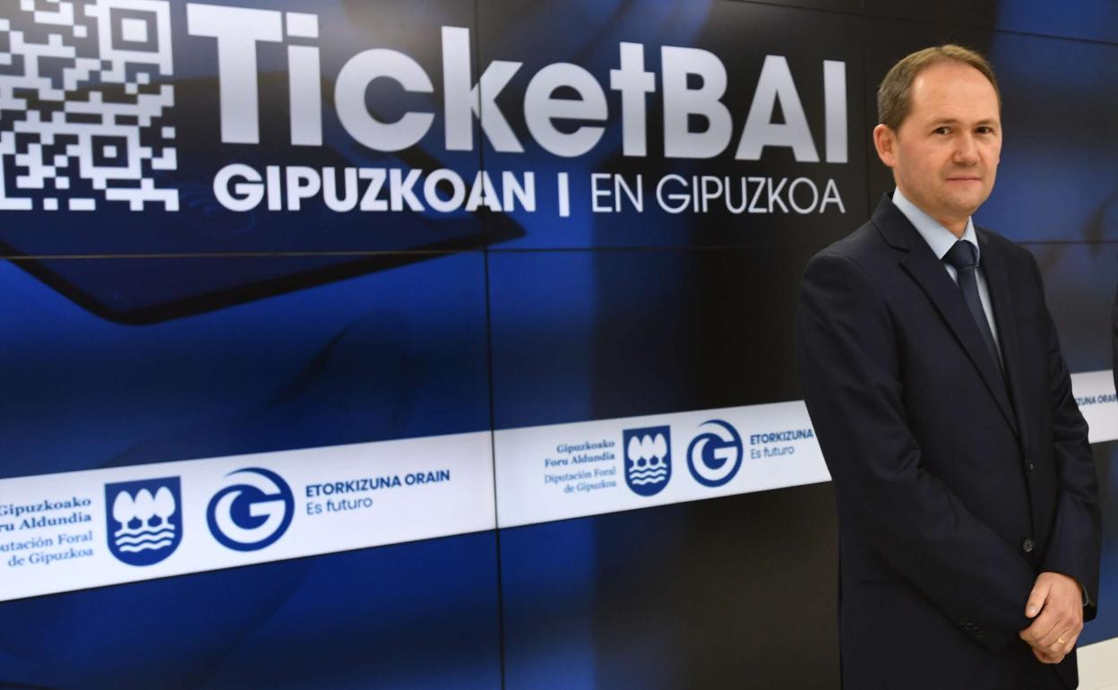 El diputado de Hacienda, Jokin Perona, en la presentación del proyecto TicketBAI. 